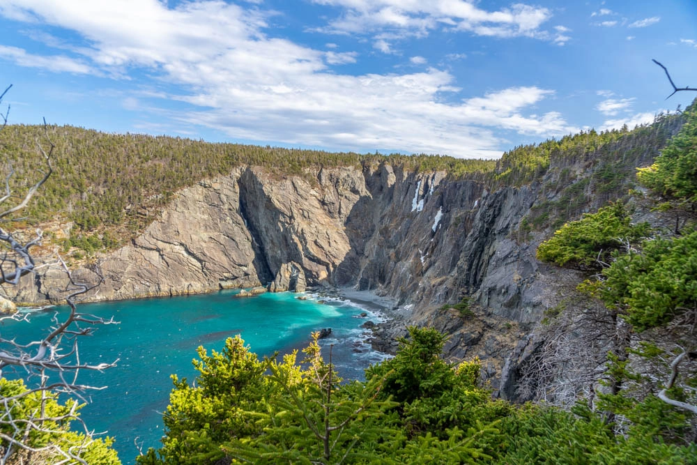 cliffs and turquoise water in Stiles Cove on the east coast trail