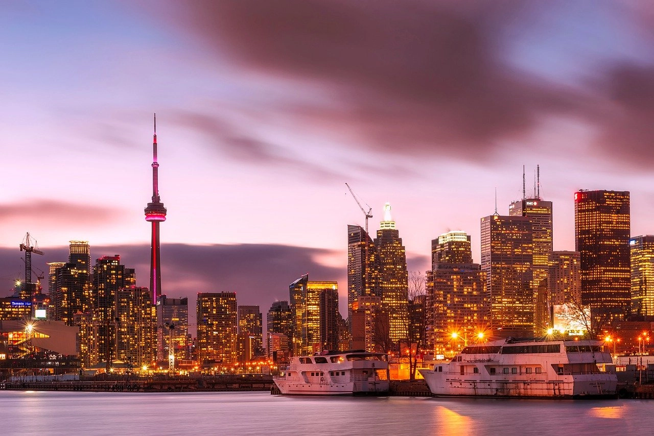 Experience the vibrant Toronto skyline at dusk, one of the must-see things to do in Toronto 