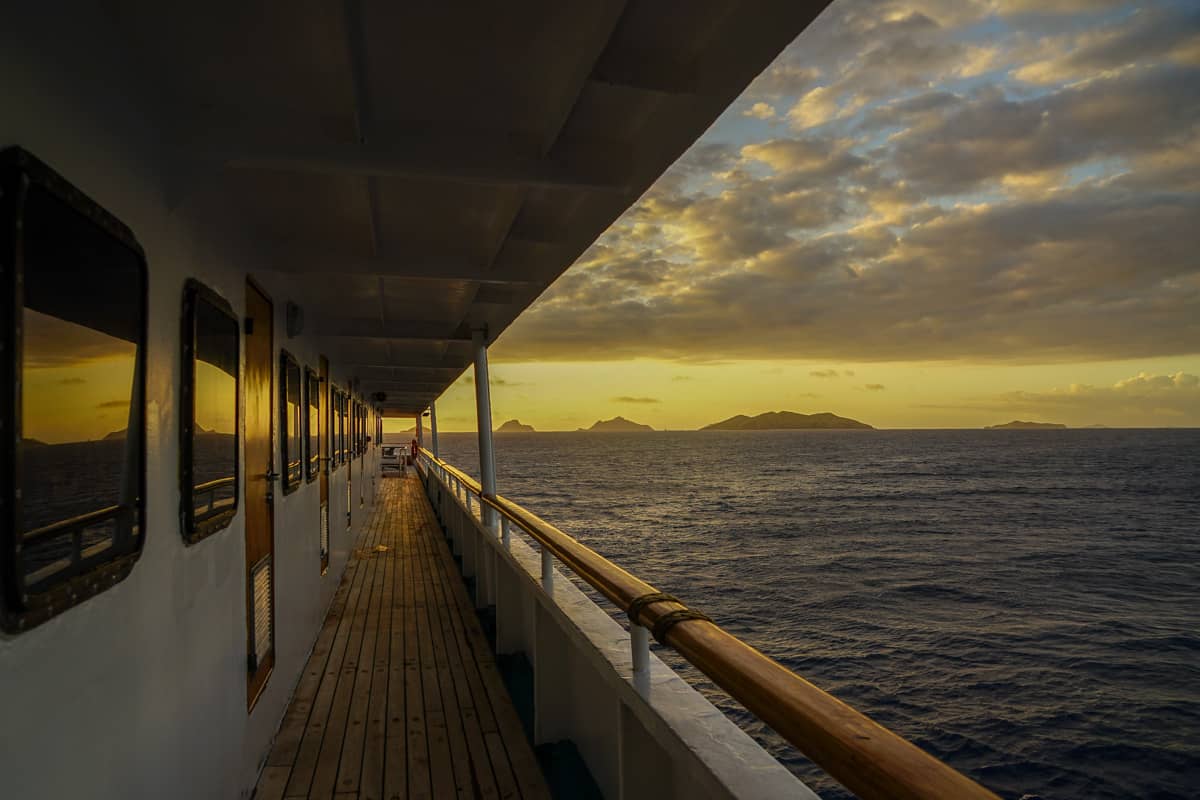 sunset on captain cook cruise ship